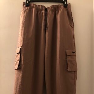 Nike Women's Sport Essential Woven Mid-Rise Cargo Pants Size M, New With Tag